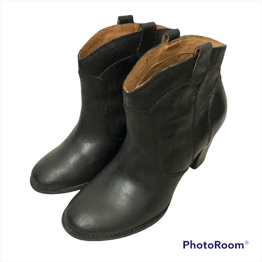 Clark’s booties Pull On Genuine Leather Ankle Booties black in size 7.5 medium